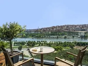 بالکن اتاق با منظره شاخ طلایی استانبول